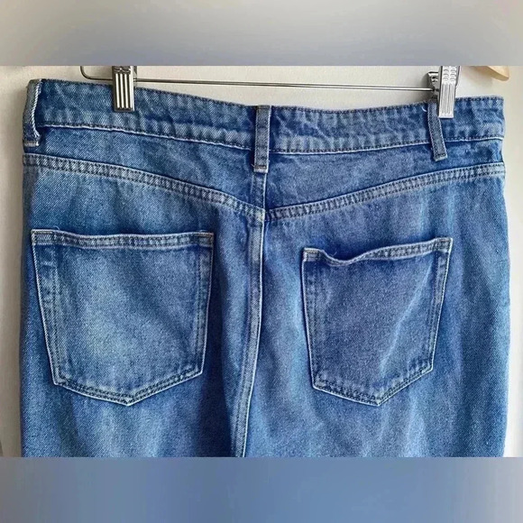 Nasty Gal Very Distressed High Rise Cropped Mom Jeans Medium Wash Size 12 - Picture 5 of 8